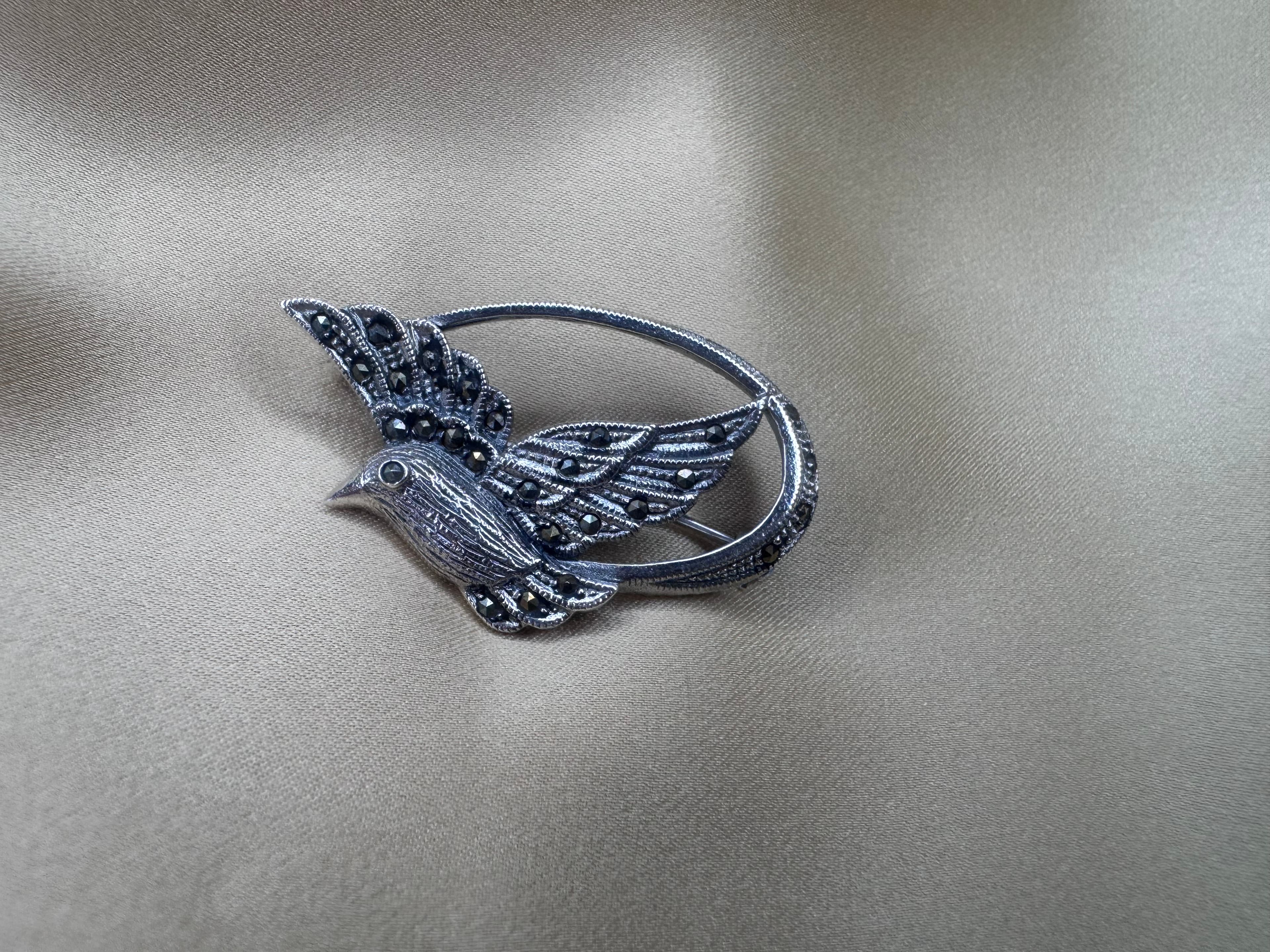 Kolibri kitűző markazit kövekkel díszítve